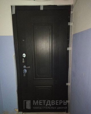 Темная стальная дверь с накладкой снаружи №53